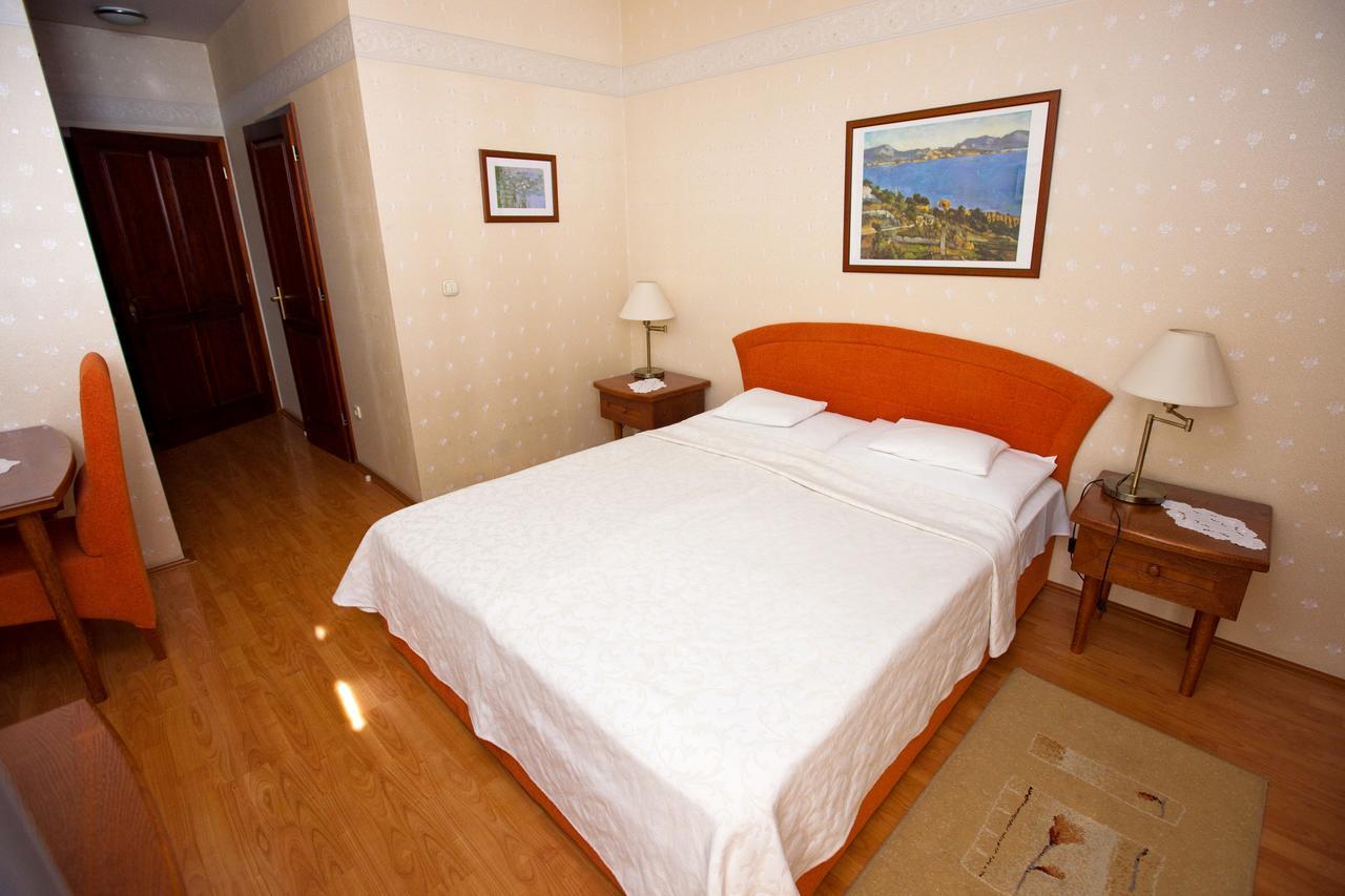 Aparthotel Göcsej Palatinus Étterem és Panzió Zalaegerszeg Exterior foto